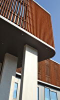 Gevel met houten gevelbekledingen