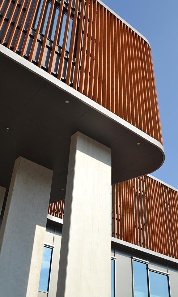 Gevel met houten gevelbekledingen