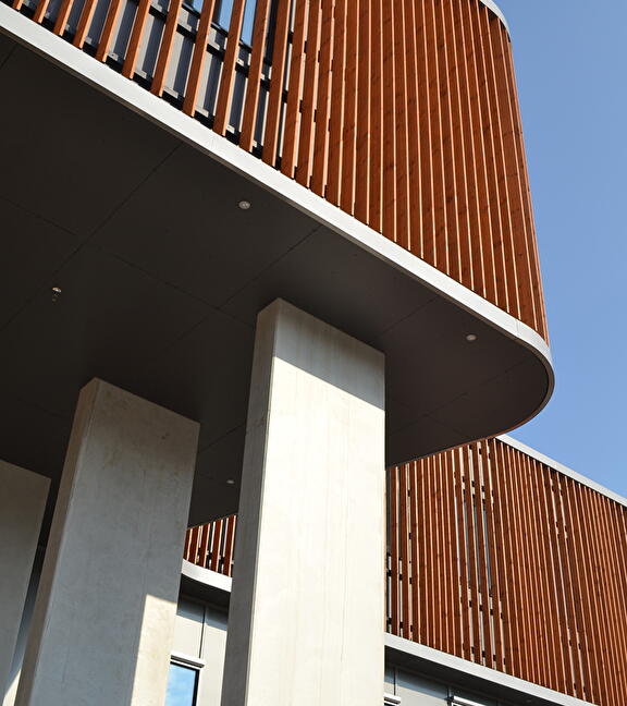 Gevel met houten gevelbekledingen