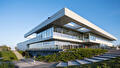 Futuristisch gebouw omgeven met planten