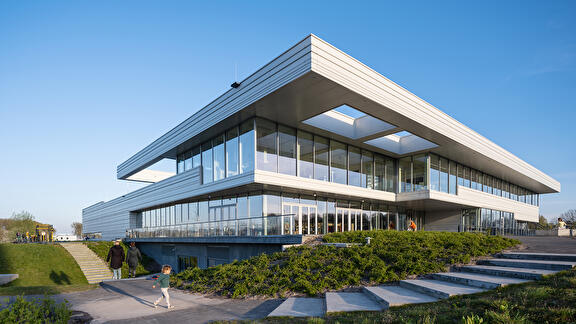 Futuristisch gebouw omgeven met planten